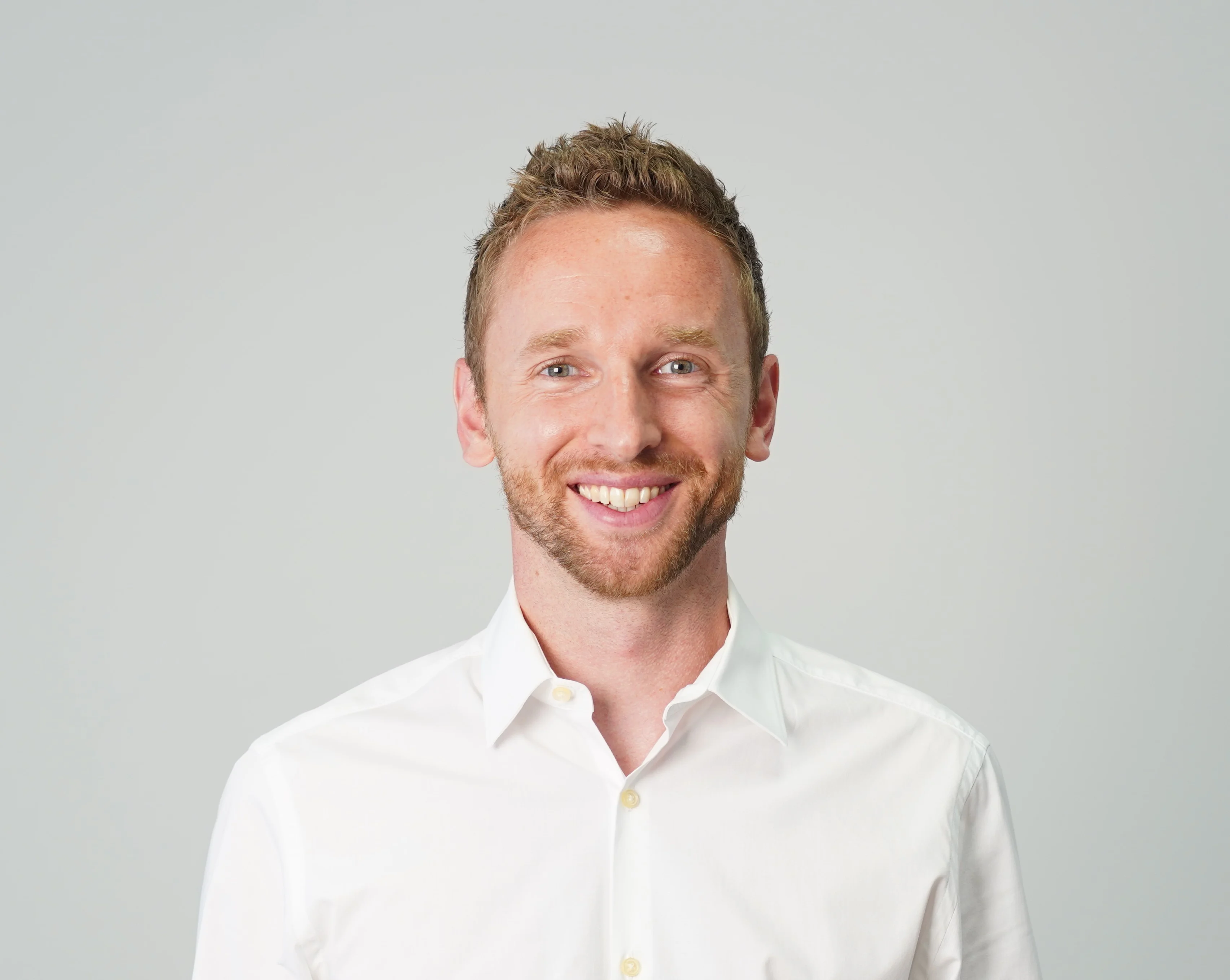 Profile photo of Alain Bollschweiler on a gray background