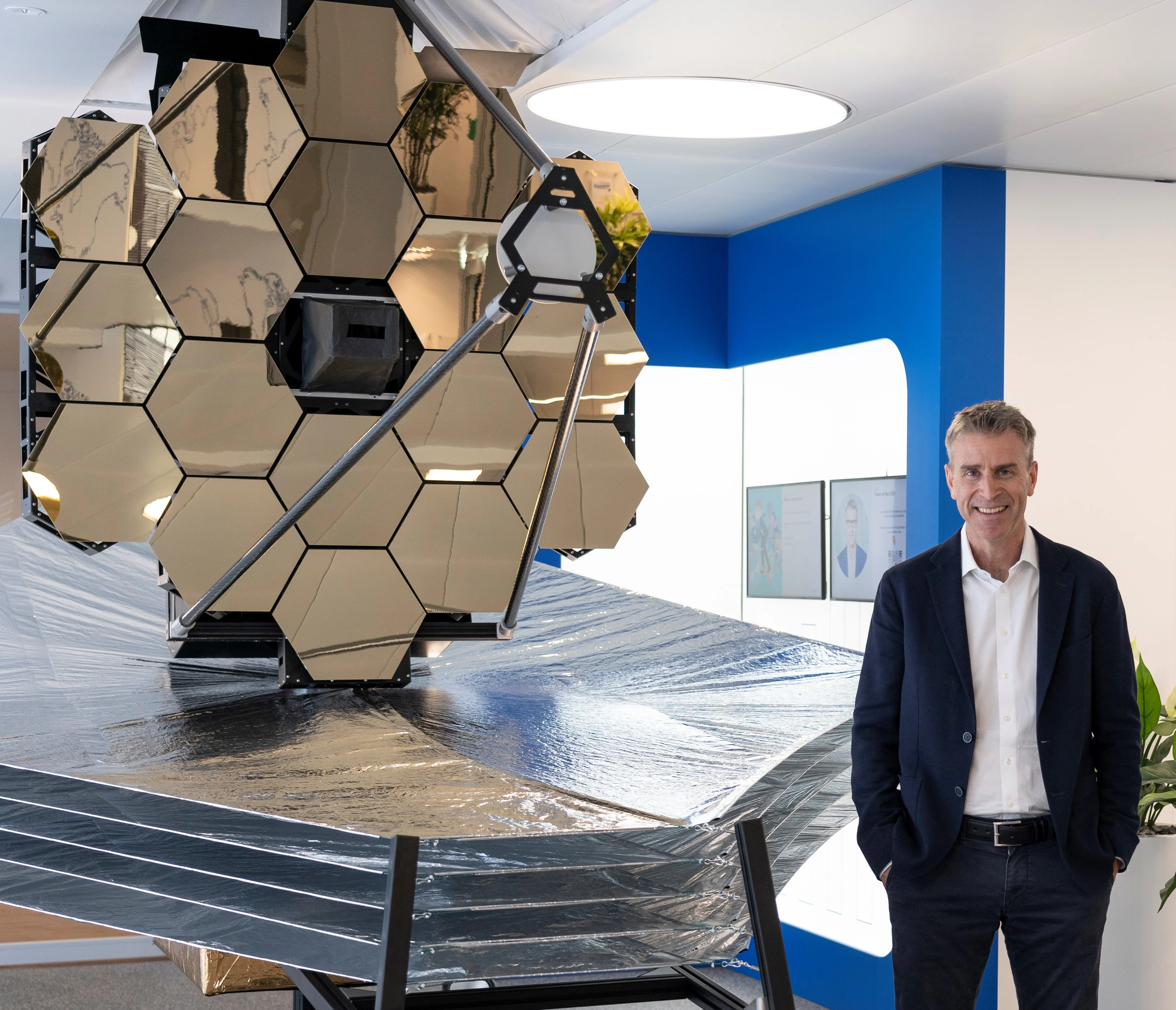 Daniel Bossard与詹姆斯·韦伯太空望远镜（JWST）1:4比例模型在Zug的@Bossard